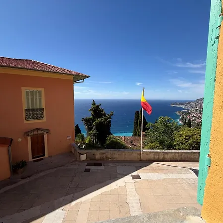 La Maison Jaune *
