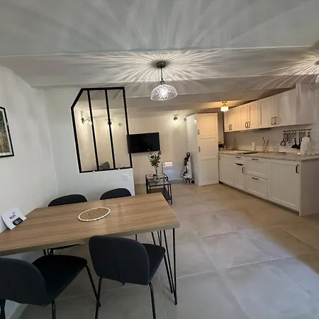 La Maison Jaune * روكوبرُن كاب مارتي